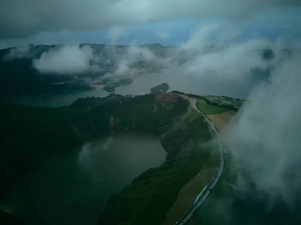 Dağların üzerinde sis Sao Miguel Azores Portekiz İHA 'sı 