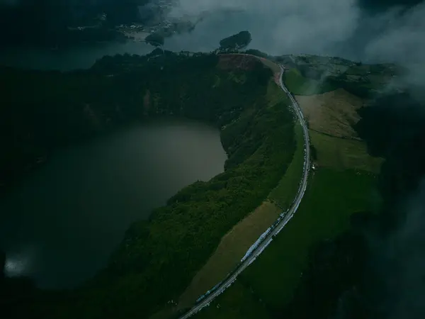 Dağların üzerinde sis Sao Miguel Azores Portekiz İHA 'sı 