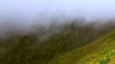 Dağların üzerinde sis Sao Miguel Azores Portekiz İHA 'sı 