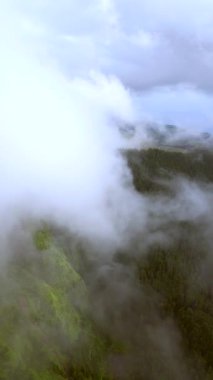 Dağların üzerinde sis Sao Miguel Azores Portekiz İHA 'sı 