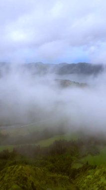 Dağların üzerinde sis Sao Miguel Azores Portekiz İHA 'sı 