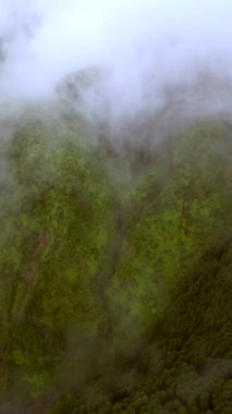 Dağların üzerinde sis Sao Miguel Azores Portekiz İHA 'sı 