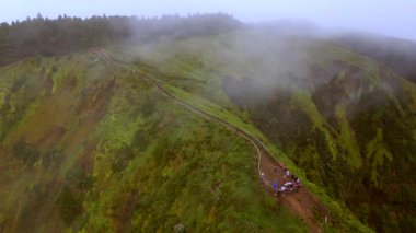 Dağların üzerinde sis Sao Miguel Azores Portekiz İHA 'sı 