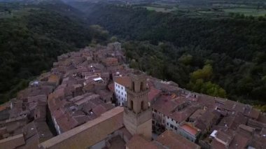 Gün batımından sonra Pitigliano İtalya drone 'u. Yüksek kalite 4k görüntü