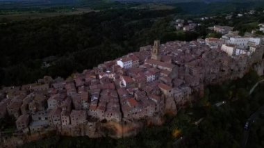 Gün batımından sonra Pitigliano İtalya drone 'u. Yüksek kalite 4k görüntü