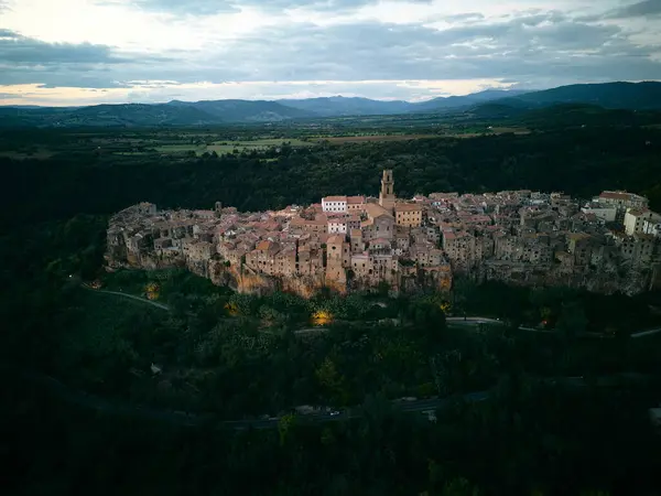Gün batımından sonra Pitigliano İtalya drone 'u. Yüksek kalite fotoğraf