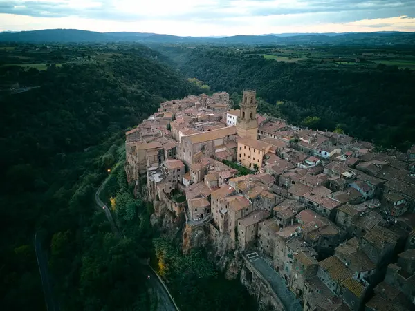 Gün batımından sonra Pitigliano İtalya drone 'u. Yüksek kalite fotoğraf