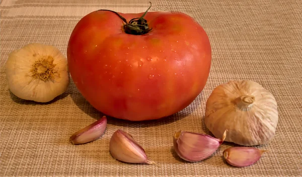 ニンニクと美しい大きな赤いトマト — ストック写真