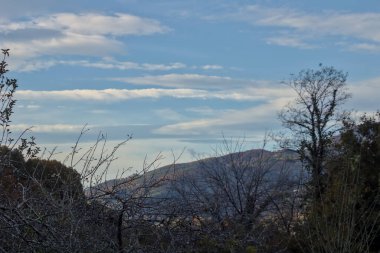 İspanya 'nın Bask ülkesinde bir sabah, arka planda dağlarla birlikte kış gökyüzü