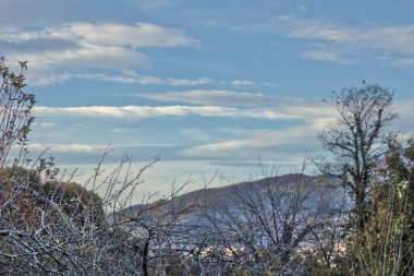 Güzel bir kış gününde Bask ülkesinin dağlarının manzarası