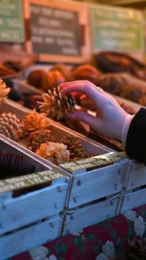 Noel süsleri ve el yapımı hediyelerle Noel marketlerini kapatın.