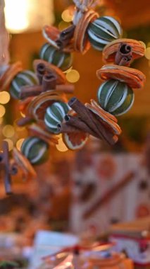 Noel süsleri ve el yapımı hediyelerle Noel marketlerini kapatın.