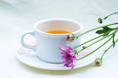 Mor çiçekli beyaz çay fincanı