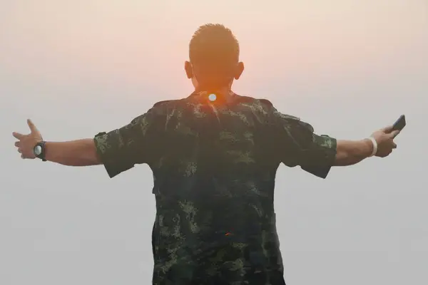 Dubbele Belichting Een Man Met Een Militair Shirt Een Zonsondergang — Stockfoto