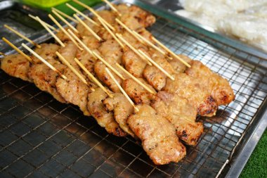 Izgara domuz şişi. Sokak yemeklerini satmak için güzelce yerleştirilmiş.