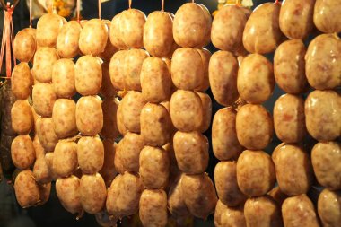 Domuz sosisleri satılmayı bekliyor..