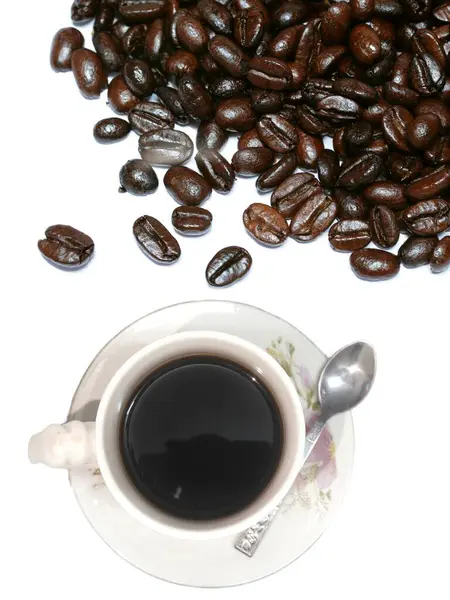 Kávová Zrna Šálek Kávy Bílém Pozadí — Stock fotografie