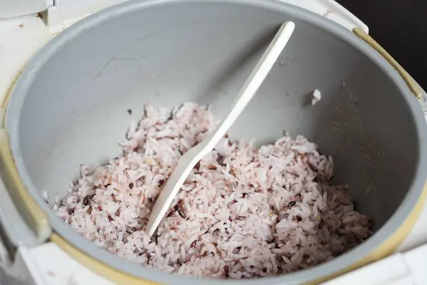 stock image Cooked rice in a rice cooker is ready to eat.