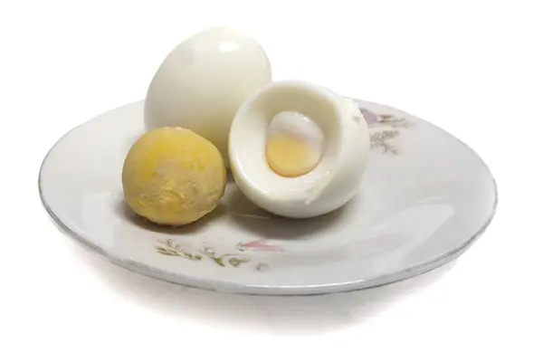 Três Ovos Fervidos Uma Chapa Branca — Fotografia de Stock
