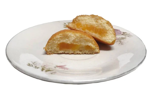 크림빵 절반으로 나누어 접시에 — 스톡 사진