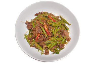 Tayland yemeği, kızarmış domuz eti, köri ezmesi ve uzun fasulye.