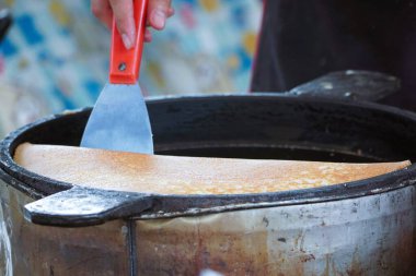 Tüccar şekeri tavadan çıkarıyor..