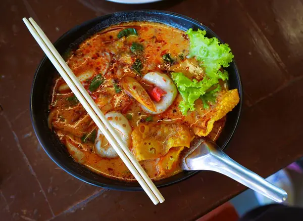 ブラックボールのトムユム麺 — ストック写真
