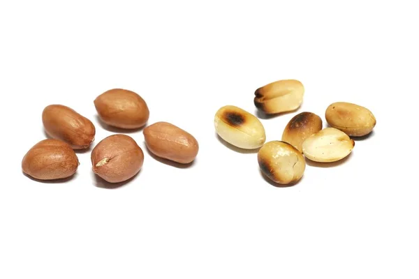 Amendoins Torrados Não Torrados Sobre Fundo Branco — Fotografia de Stock
