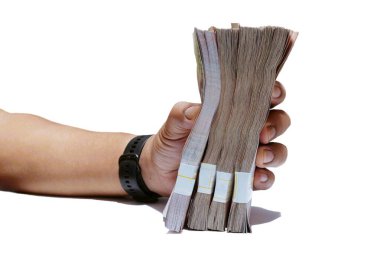 Beyaz arka planda banknotları tutan eller