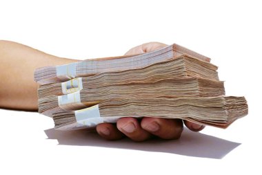 Beyaz arka planda gri bir banknot tutuyor.