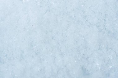 Buzdolabının yanında buz taneleri var.