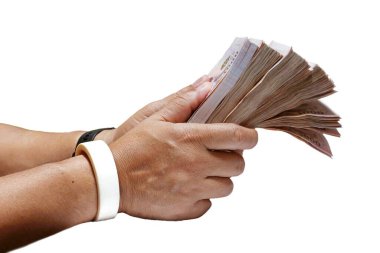 Beyaz arka planda iki el banknotları tutuyor.