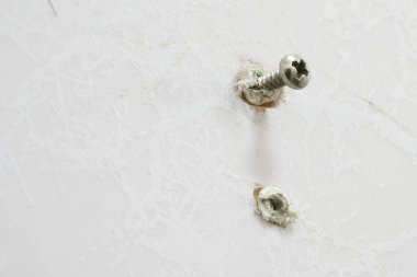 Çerezler plastik çapalara vidalanıyor..