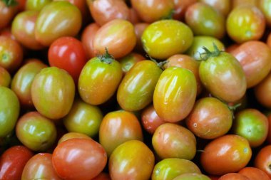 Pazarda bir sürü domates birikmiş..