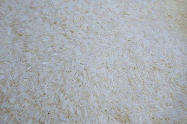 Bir sürü beyaz pirinç yığını satılmayı bekliyor.