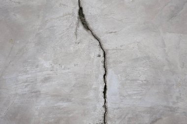 Beton zemin ikiye bölünmüş..