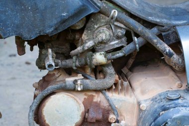 Her tarafı kir ve kirle kaplı karbüratör eski motosiklet..