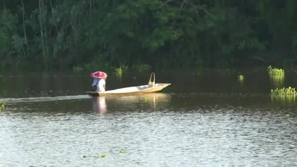 Hombre Remó Pequeño Bote Través Del Río — Vídeos de Stock