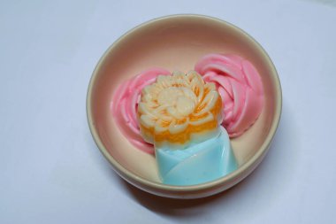 Çok renkli jöle şekerleme Küçük bir fincanda yer