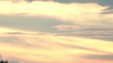 Kırmızı sarı gökyüzü Güneş ufukta battığında