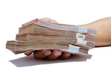 Sağ elinde beyaz arka planda bir banknot var.