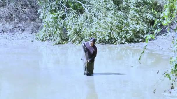 Seorang Pria Asia Melemparkan Jaring Untuk Menemukan Ikan Kolam Kering — Stok Video