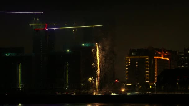 2023년 12월 31일 라오스 카오에서 축하하기 불꽃놀이가 시작됩니다 — 비디오