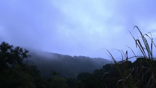 Zaman Hızı Fotoğraf Bulutları Sabahın Erken Saatlerinde Rüzgarla Dağın Üzerinden — Stok video