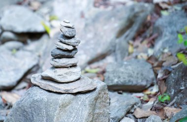 Çakıl taşları çeşitli katmanlarda istiflenmiş..
