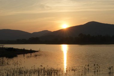 Güneş akşamları suyun yüzeyinden yansıyor..