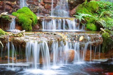 Şehir parkında insan yapımı şelale