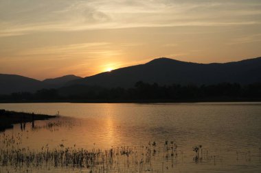 Akşamları göldeki altın gökyüzü yansıması