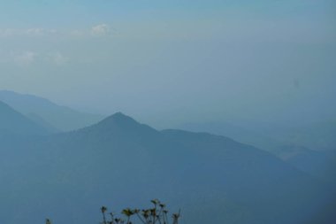 Fotoğraf bulanık, uzaktaki dağ zirveleri belli belirsiz görünüyor..