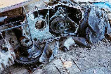 Motosiklet motoru deneyimli bir tamirci tarafından sökülmüş..